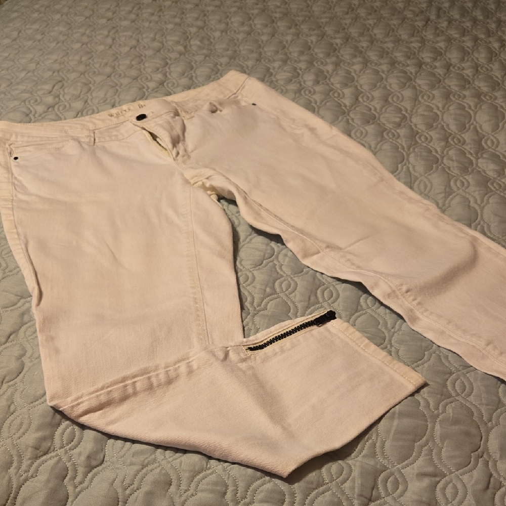 White House Black Market White 5 Pocket Jeans With Zipper Accents At The Ankles